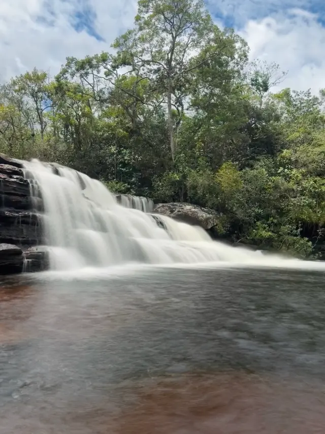 Cascada rodeada de selva en la Serranía de La Macarena