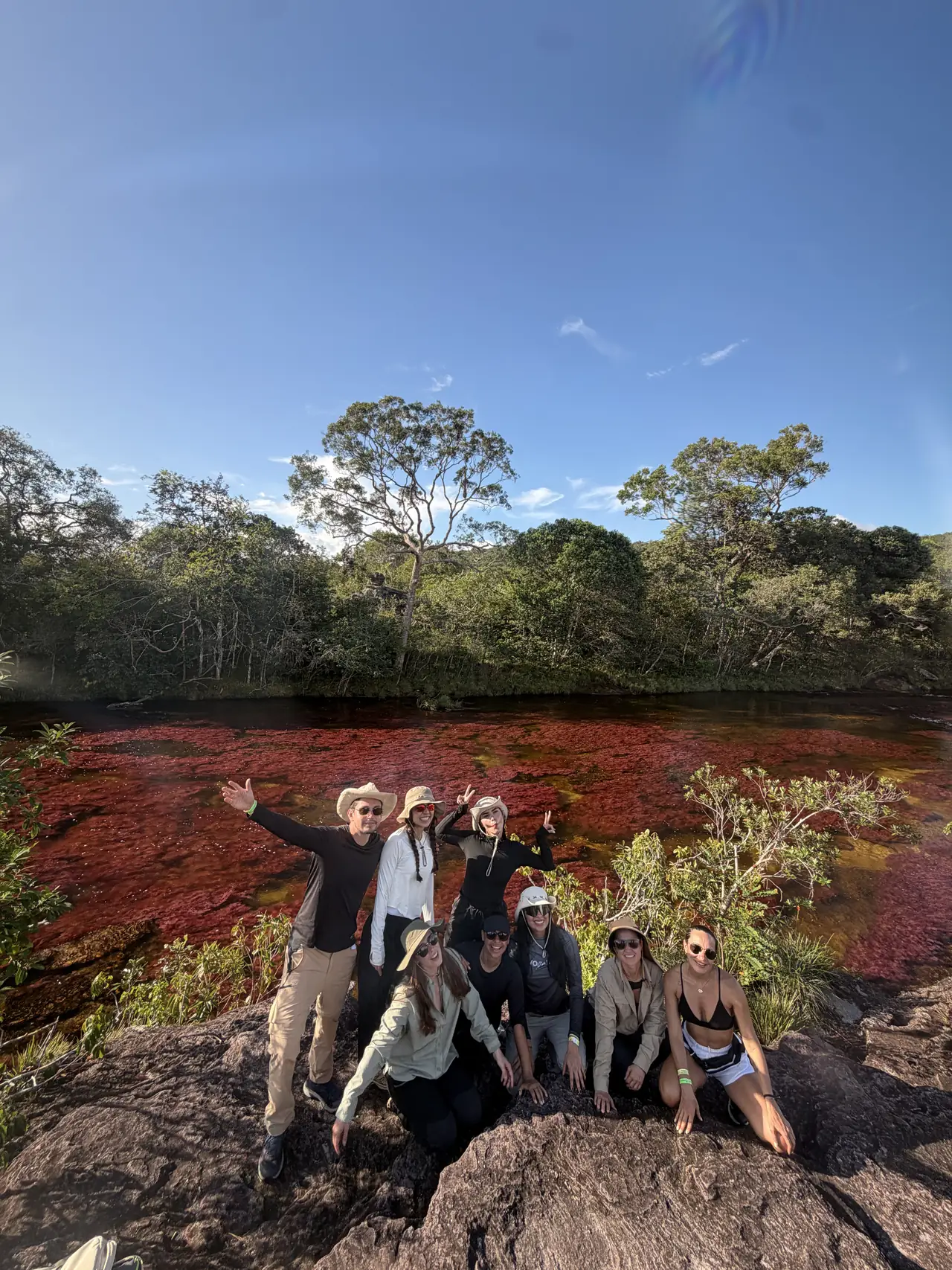 El grupo del retiro frente a las aguas rojas de Caño Cristales
