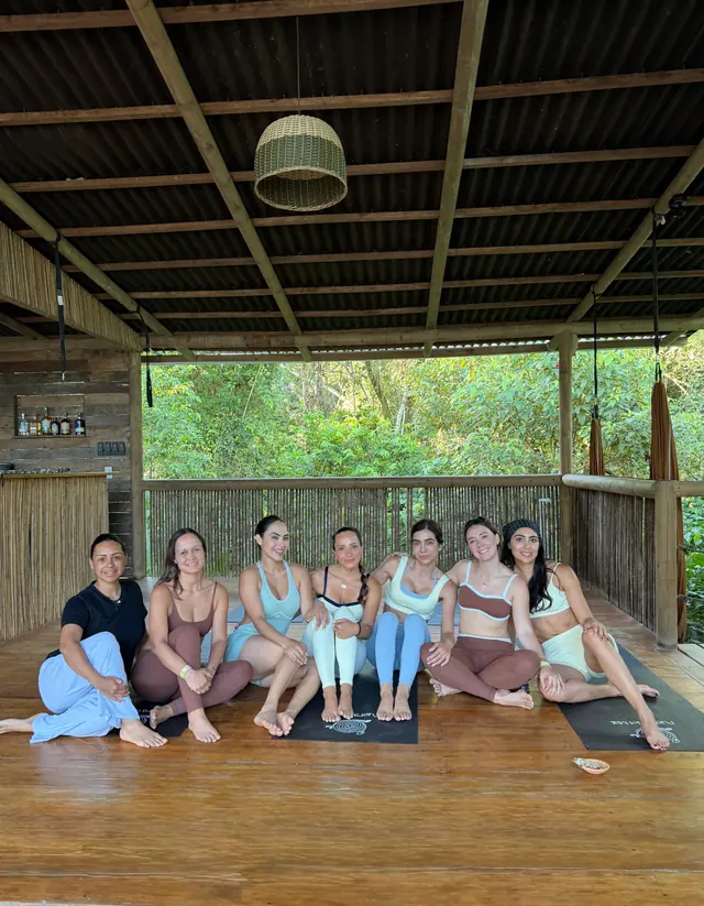 Grupo del retiro reunido sobre los mats después de la práctica de yoga