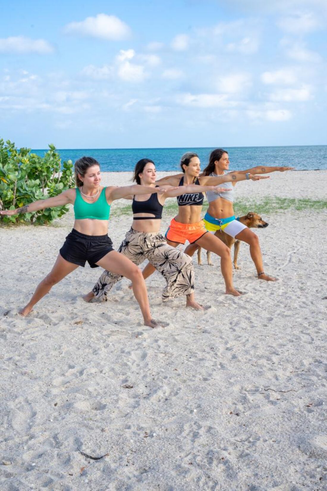 Yoga al amanecer en la playa
