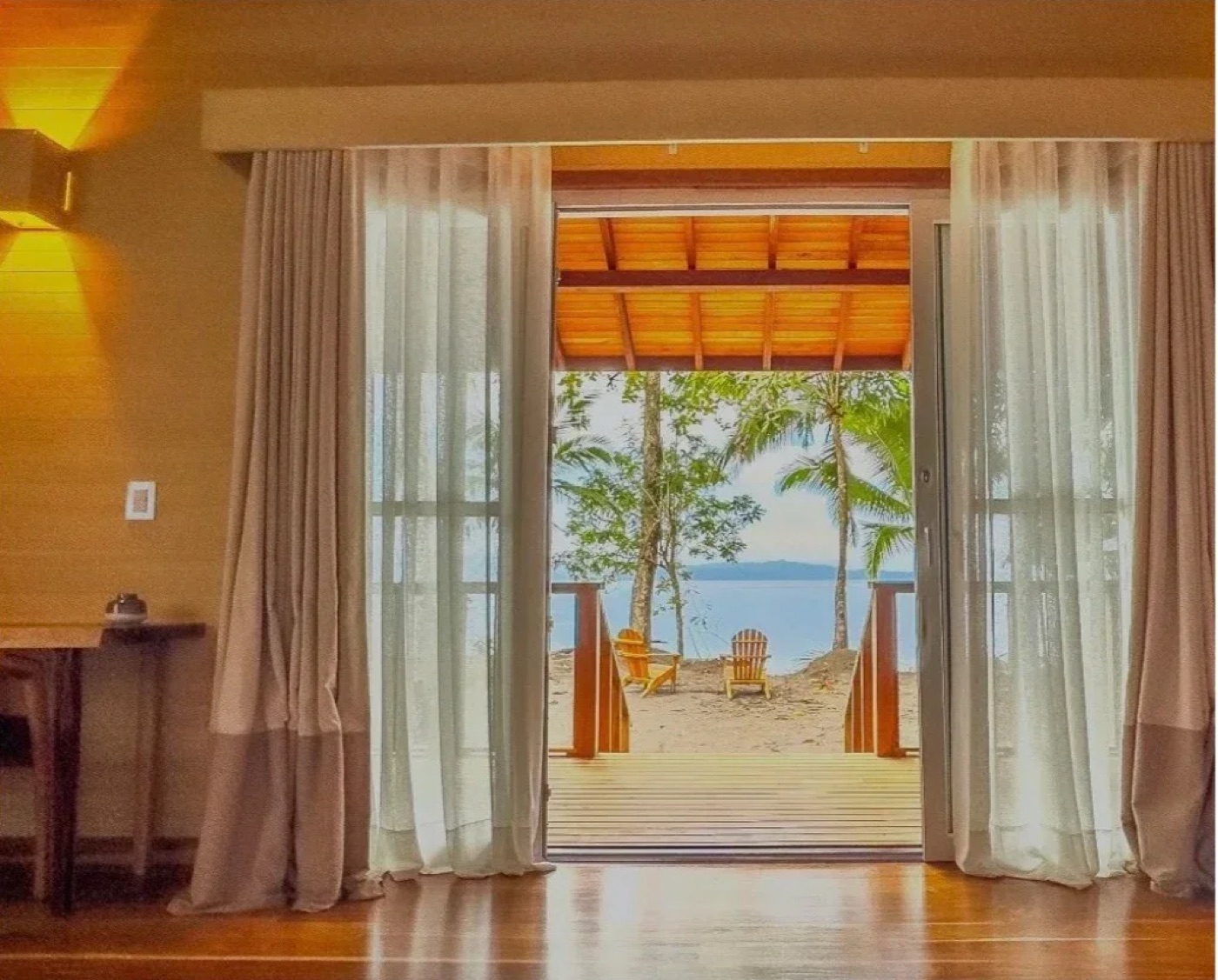 Salida de la habitación hacia la playa en BlackSands Lodge