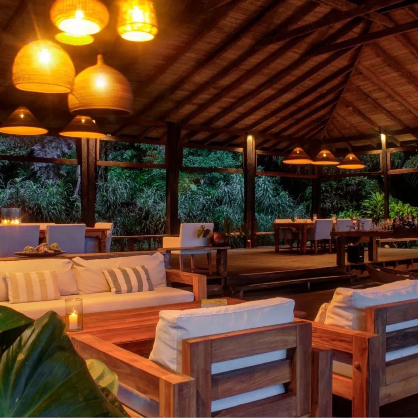Zona común al atardecer en BlackSands Lodge