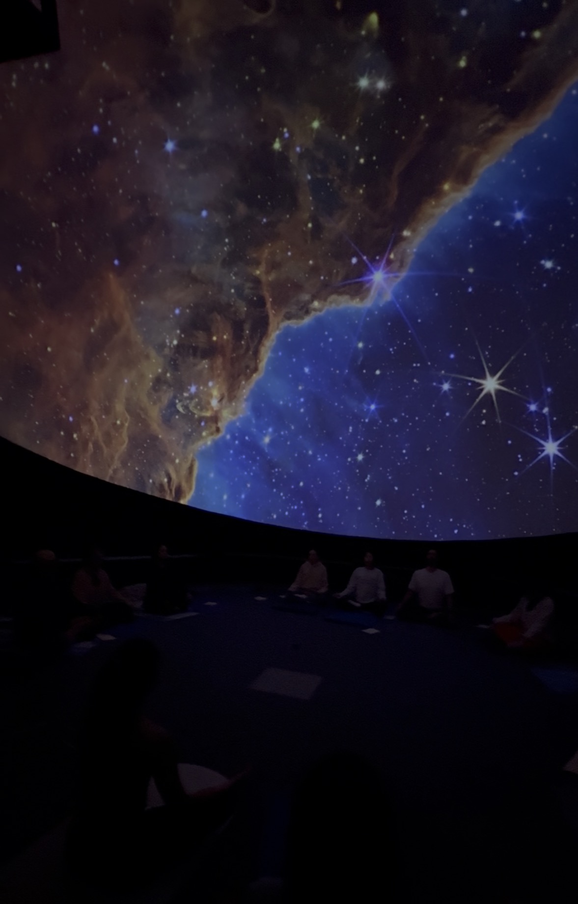 Yoga y meditación bajo las estrellas en el planetario