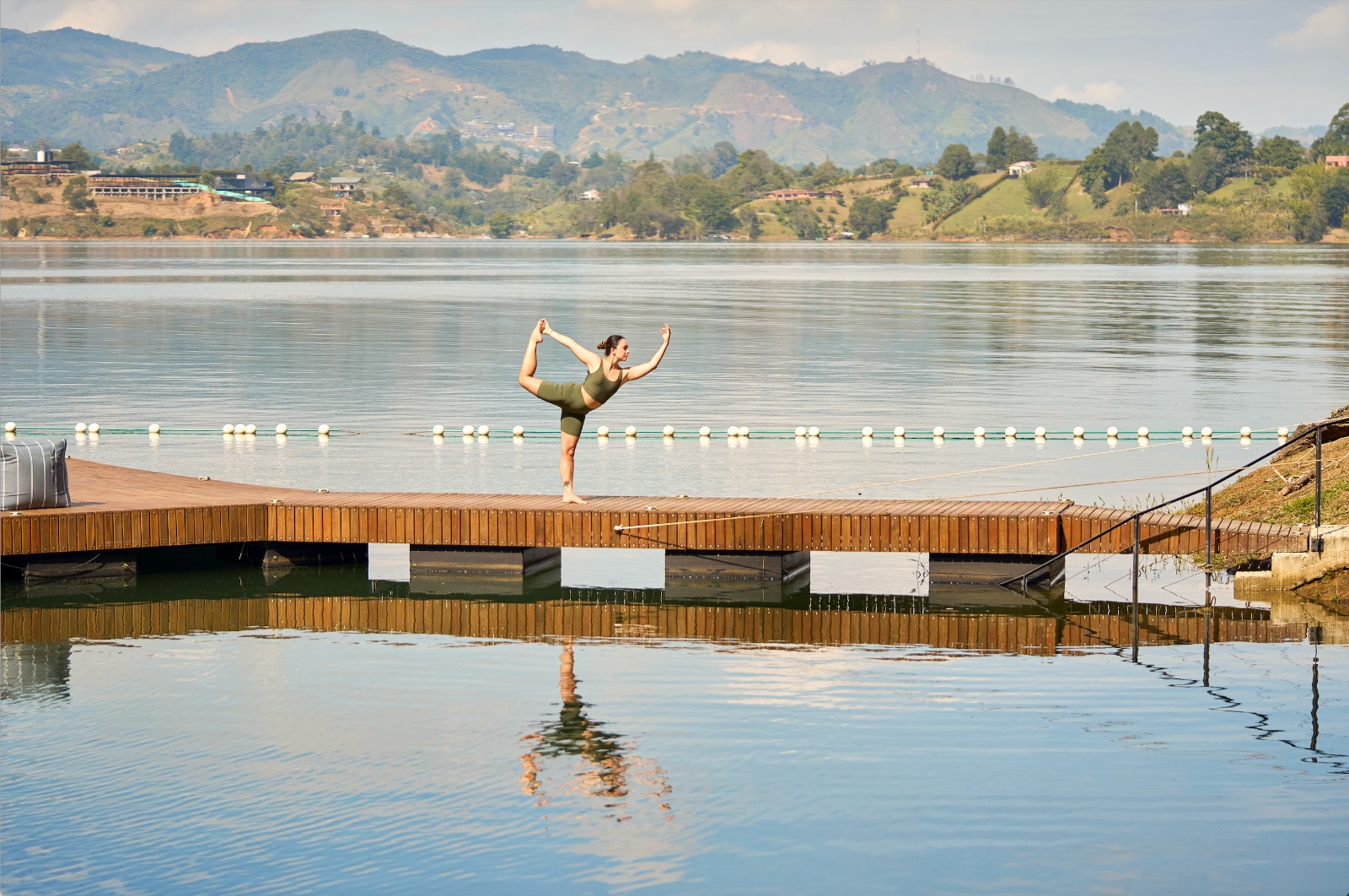 Yoga junto al lago